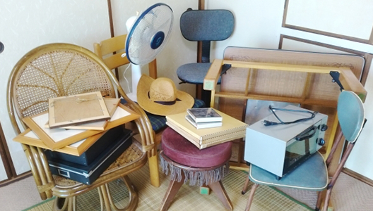 室内にまとめられた、ラタンの椅子や扇風機、トースターなどの状態の良い家財道具一式