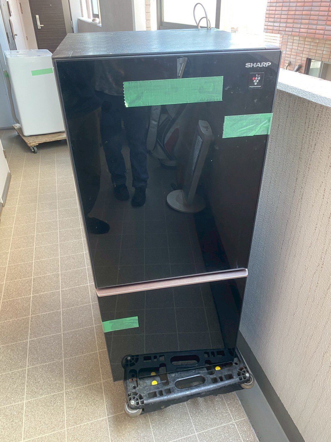 ☆朔☆専用。冷蔵庫SHARP引越しの為出品 埼玉県川越市でSHARP冷蔵庫 SJ-GD14E-Bを不用品買取 ガラスドア仕様の
